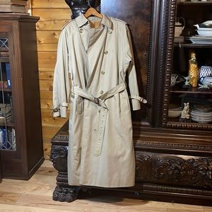 Authentic Vintage Burberry raincoat w separate wool insert and belt